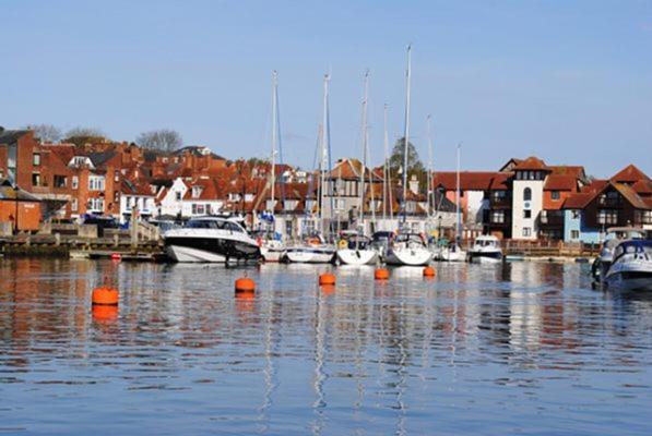 Courtyard Cottages Lymington, 2 Adults Only Eksteriør billede